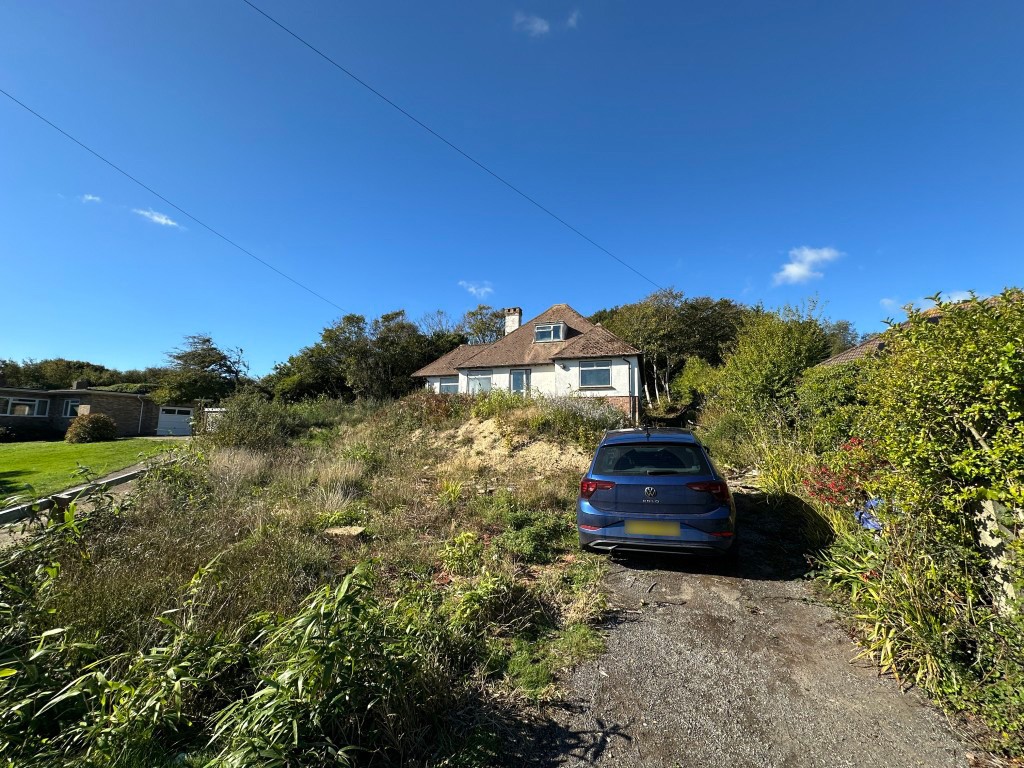 Lot: 106 - DETACHED CHALET BUNGALOW WITH PLANNING FOR REDEVELOPMENT - Detached Chalet Bungalow with driveway for parking